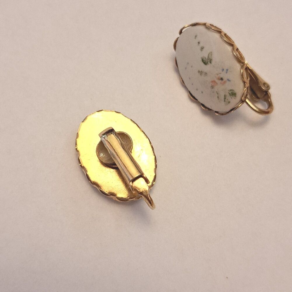 Vintage Clip On Earrings Golden Tone White Ceramic Plate with Floral Pattern - Picture 5 of 5